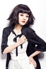 组图：赵丽颖另类大片摇滚精灵范