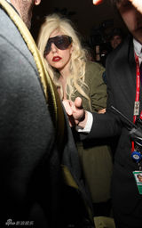 幻灯图集：Lady GaGa新发型亮相 真空装露肚脐