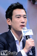 组图：李钟硕徐仁国Yuri宣传新片展帅气泳姿