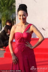 组图：惠英红亮相百花红毯 鲜红长裙气场强大