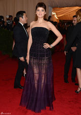 阿尔巴金色长裙赛缪斯 老牌美女波姬-小丝拄拐(图)