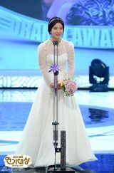 组图：李宝英捧SBS大奖 李敏镐得奖最多赢五冠