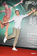 组图：陶晶莹一家三口看戏 曾宝仪天心无男伴