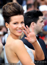 幻灯图集：女星大秀美背香肩性感泄春光