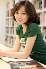 组图：施诗新照短发迷人 显淑媛大气风范