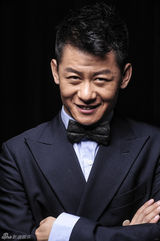 组图：李健新剧热播 绅士写真展暖男笑容