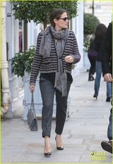 组图：本-阿弗莱克与詹妮弗-加纳巴黎逛街十指紧扣