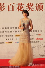组图：李蜜现身金鸡百花红毯 裙装淡雅身材娇俏