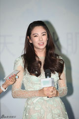 组图：张雨绮淡雅镂花长裙出镜 尽显女人味