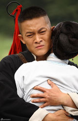 组图：杨志刚《打狗棍》英雄救美大打出手