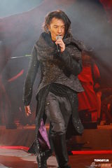 组图：郑伊健开唱秀肌肉与女模热舞 蒙嘉慧现身支持