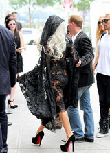 组图：Lady Gaga透视蕾丝装亮相 高跟鞋抢眼