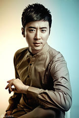 组图：高梓淇咖啡色西装大片帅气绅士