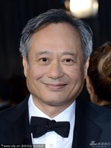 组图：导演李安携妻子林惠嘉亮相红毯
