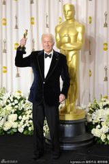 高清组图：奥斯卡后台获奖众星举金人光彩照人