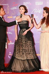 幻灯：香港金像奖颁奖红毯 熊黛林低胸长裙秀美背