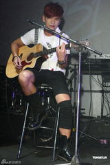 组图：八三夭开唱阿信站台 欲学谢和弦微博放料