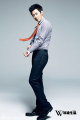 组图：高梓淇变身都市白领 优雅从容演绎服装大片