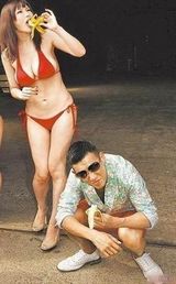 组图：杜汶泽为巨乳AV女优拍裸照 享艳福被压胸