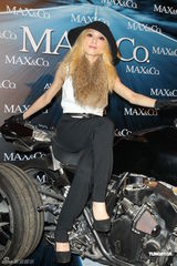 组图：戴佩妮金发造型首次走秀 自嘲腿太短