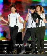 组图：东方神起少女时代等齐聚韩流演唱会