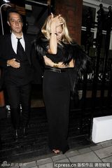 组图：凯特莫斯夫妇情侣装出街 黑衣乱发心情不佳