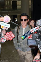 组图：杨幂围巾遮掩小腹 与刘恺威同避怀孕话题