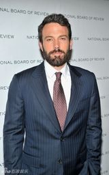 国家评论协会奖晚宴 贝尔和阿弗莱克夫妇亮相(组图)