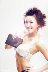 组图：郑亦桐变身数码宝贝尽显曼妙身姿