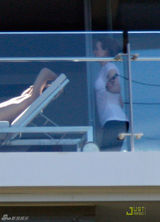 组图：妮可基德曼阳台放松被拍 丈夫裸上身晒日光浴