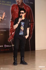 组图：潘玮柏8月推新专辑 自曝私下十分邋遢