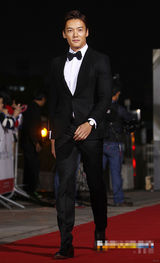 组图：崔振赫黑西服亮相 帅气展型男范儿