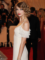 高清组图：纽约大都会庆典 斯威夫特白裙圣洁