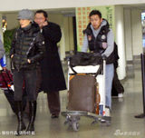 幻灯图集：王菲现身上海机场 羽绒服皮靴保暖又摩登