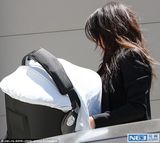 组图：卡戴珊肉色打底衫出街 风吹乱发小露性感