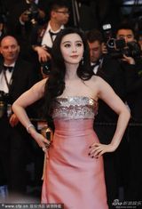 组图：范冰冰亮相红毯 粉色拖地长裙甜美高贵