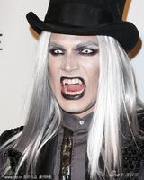 组图：亚当兰伯特变白发吸血鬼 真人秀明星血腥抢镜