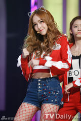组图：韩团少女时代露小蛮腰 新曲打榜三连冠