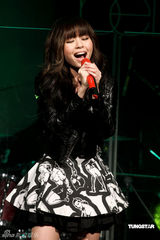 幻灯图：张靓颖新人姿态赴台宣传 大嘴巴现身助阵