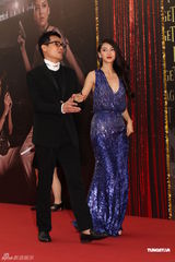 高清图：Angelababy深V长裙现身 林家栋绅士护花