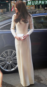 高清图：英国王妃凯特白色高开衩长裙端庄迷人