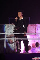 组图：陈奕迅台北火热开唱 台上大玩变装秀