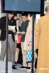 幻灯组图：张学友与非洲儿童合唱 崔健邦不怕被解雇