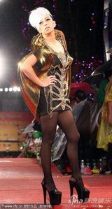 高清组图：金曲奖红毯星光熠熠 那英躲雨不顾形象