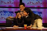 组图：帅气韩庚泰国受热捧 虔诚男歌迷下跪支持