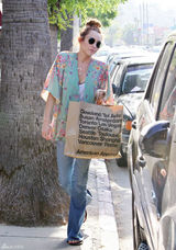 高清图：麦莉-塞勒斯街拍LOOK 纱衣搭配牛仔裤