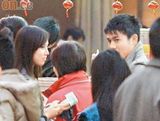幻灯图集：赌王子女恋事多 儿子何猷亨闹市蜜会女友