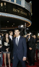 高清：主创齐聚《新月》洛杉矶首映 现场粉丝疯狂