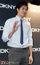 组图：少女时代郑丽媛等盛装出席品牌时尚秀