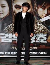 组图：《剑雨》韩国首映 主演郑雨盛帅气亮相